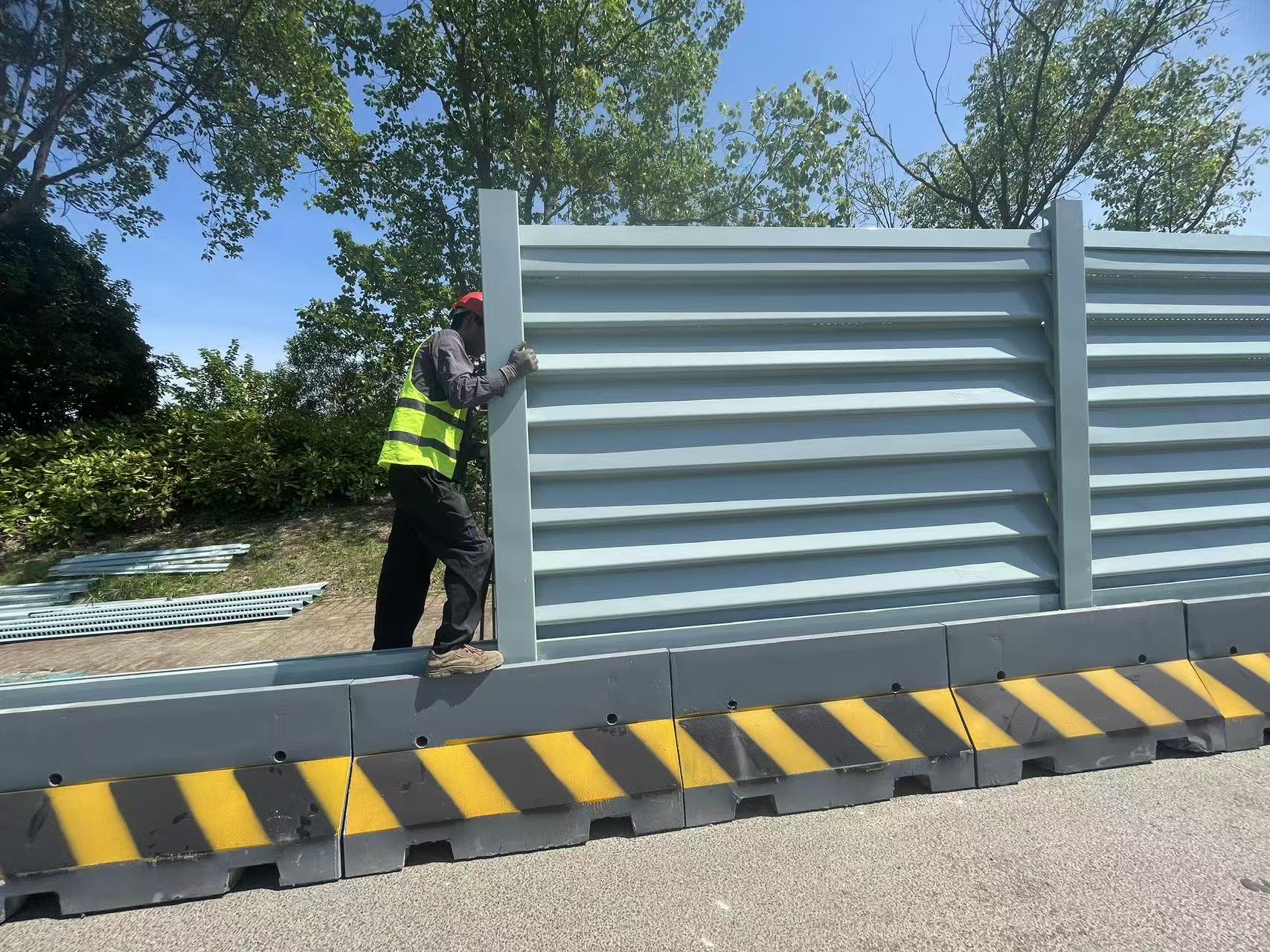 横挂百叶围挡 - 河北欧金交通防护设施有限公司图片4